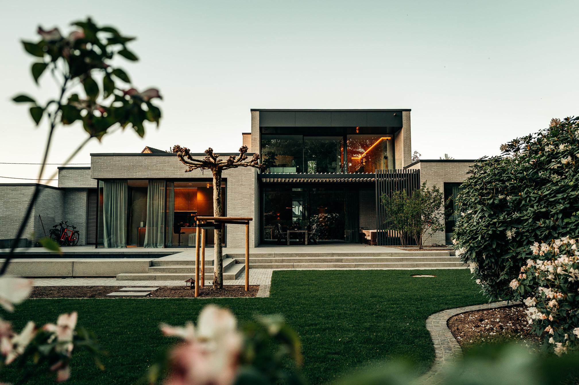 Moderne Terrassenüberdachung mit Glas-Schiebeelementen und Beleuchtung