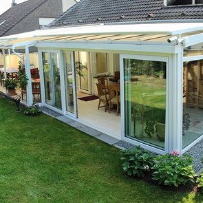 Geschützter Gartenraum mit seitlicher Verglasung