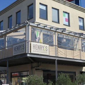 Moderne Glasarchitektur an einem Wohnhaus