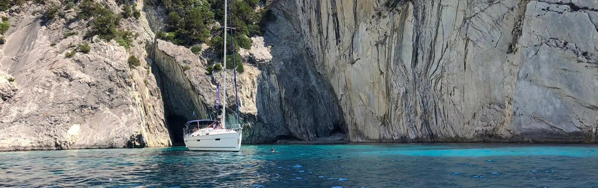Segelyacht in einer Bucht in Griechenland
