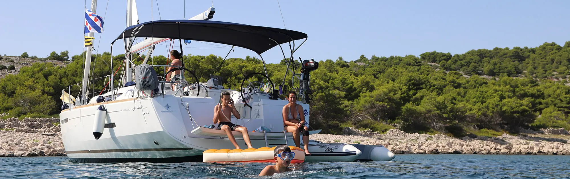 Yacht vor Anker in einer ruhigen Bucht