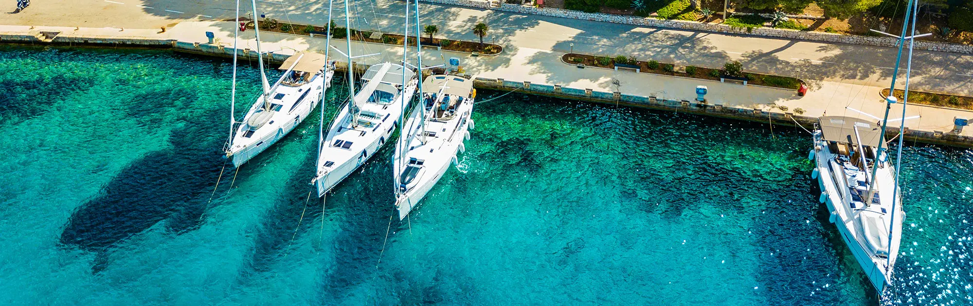 Yacht Heck-zu an einem mediterranen Kai festgemacht