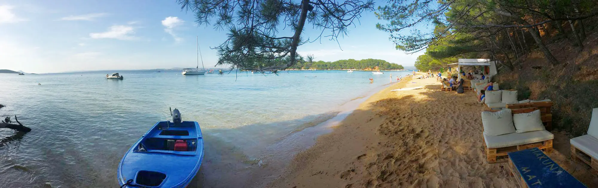 Verborgene kroatische Insel entlang einer Segelroute