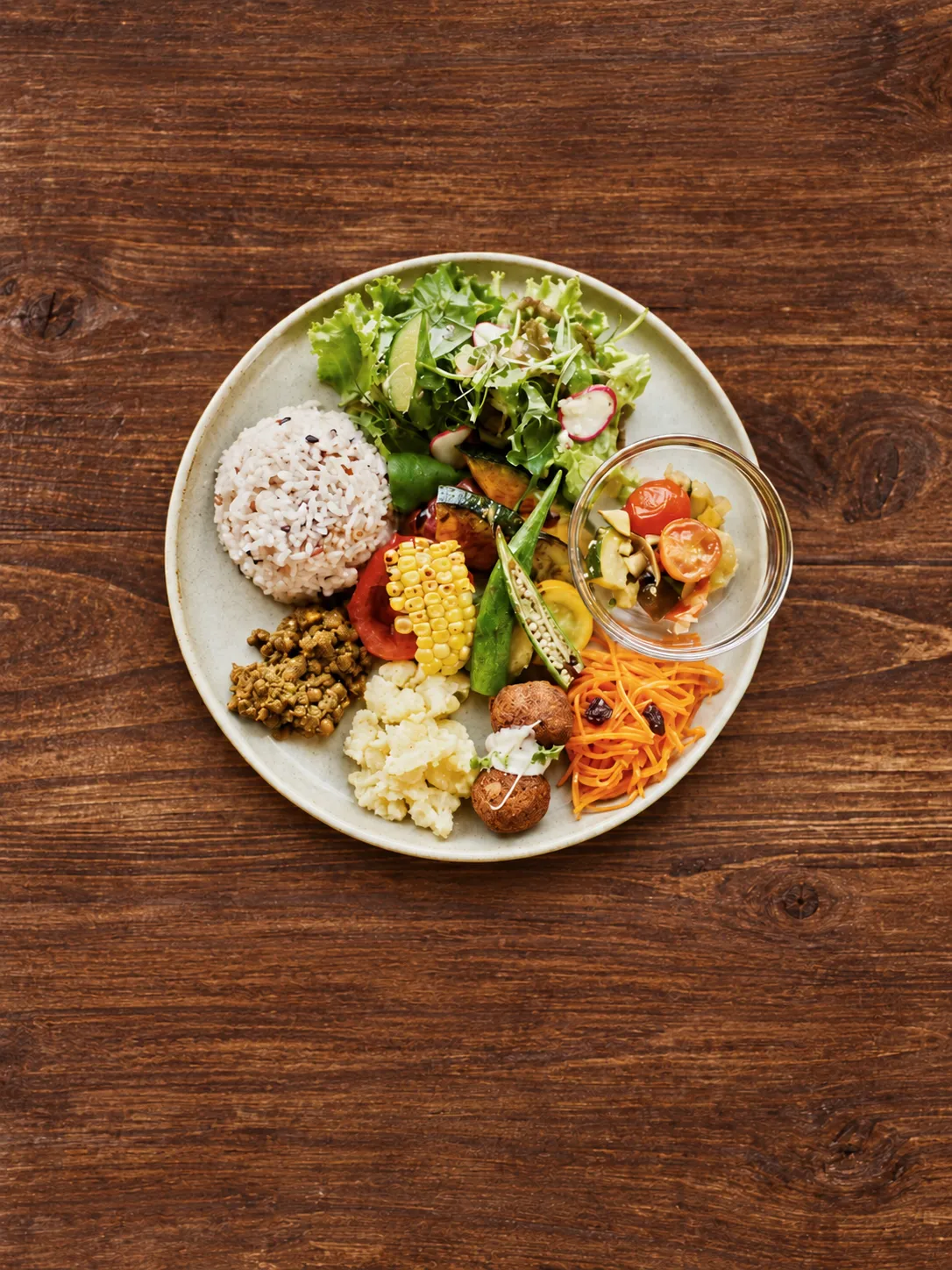 Vegetable salad representing a varied, nutrient-dense diet
