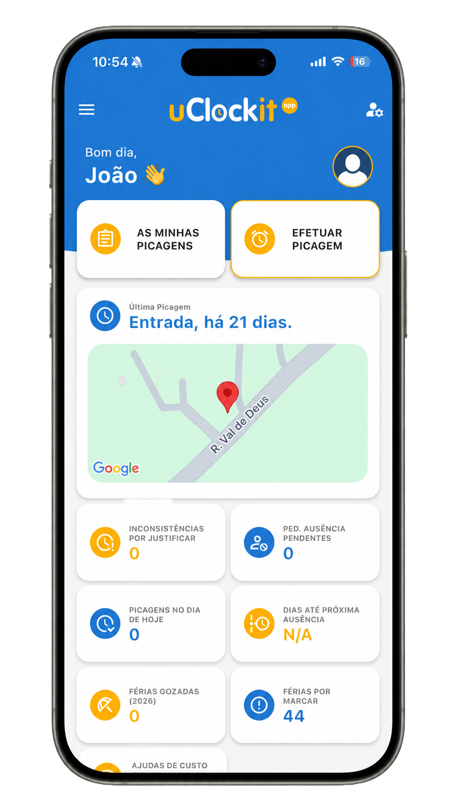 Ecrã de aplicação móvel uClockit para gestão de horários, mostrando boas-vindas a João, opções para ver as picagens e efetuar uma picagem, último registo de entrada há 21 dias com mapa Google da localização, e vários indicadores de inconsistências, pedidos de ausência, picagens do dia, dias até próxima ausência, férias gozadas e por marcar.