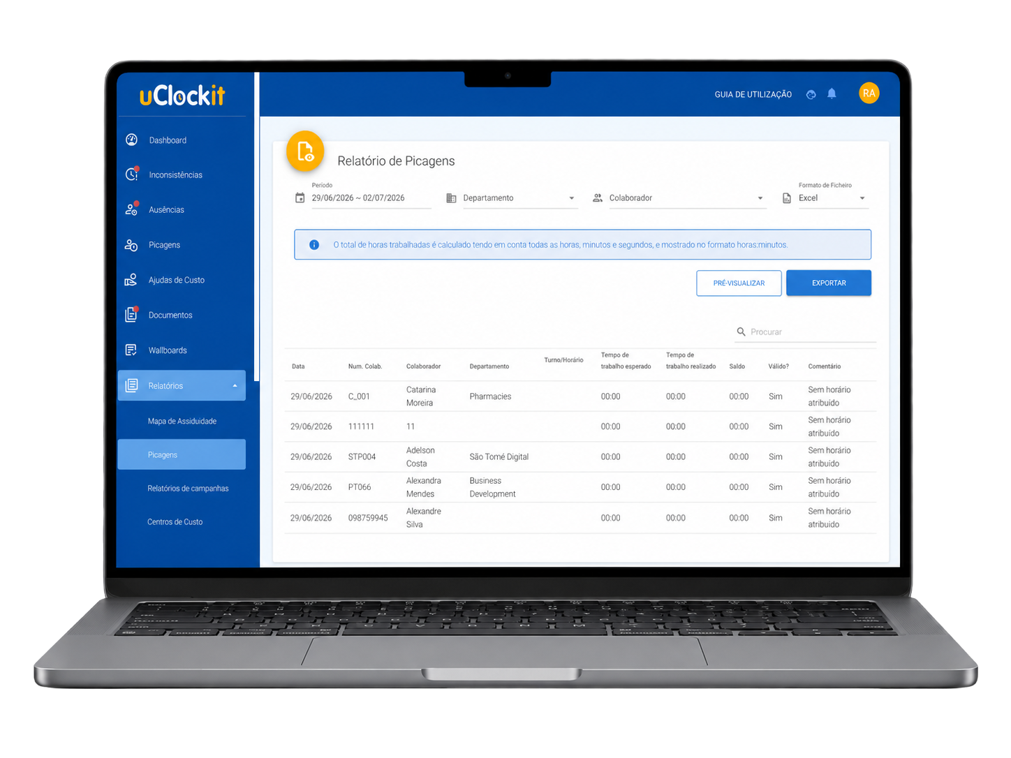 Computador portátil exibindo um relatório de picagens da aplicação uClockit, com dados de colaboradores, departamentos e tempo de trabalho esperado e realizado em horas e minutos.
