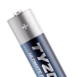 Et AA-batteri mærket TYZON med positiv og negativ pol synlig.