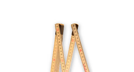 Foldet træmeterstok med centimeter- og tommemål på sort baggrund.