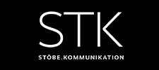 Logo mit den weißen Großbuchstaben STK auf schwarzem Hintergrund und dem Text STÖBE.KOMMUNIKATION darunter.
