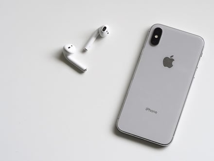 technology-iphonex-air-pods