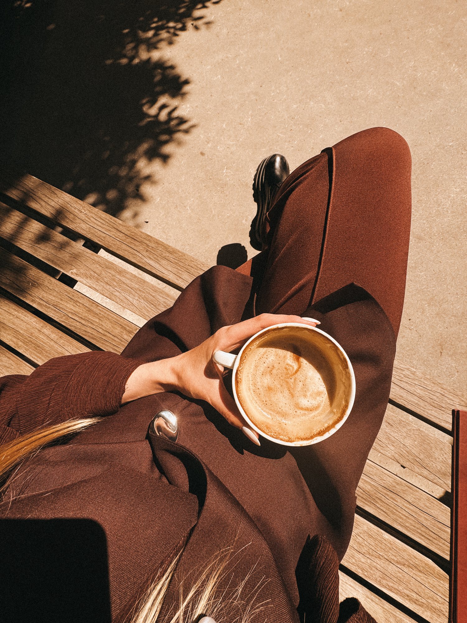 Un café au soleil, photographié de haut