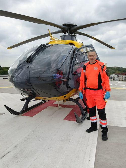 Ambulans DAR-MED przed placówką medyczną w Szczecinie