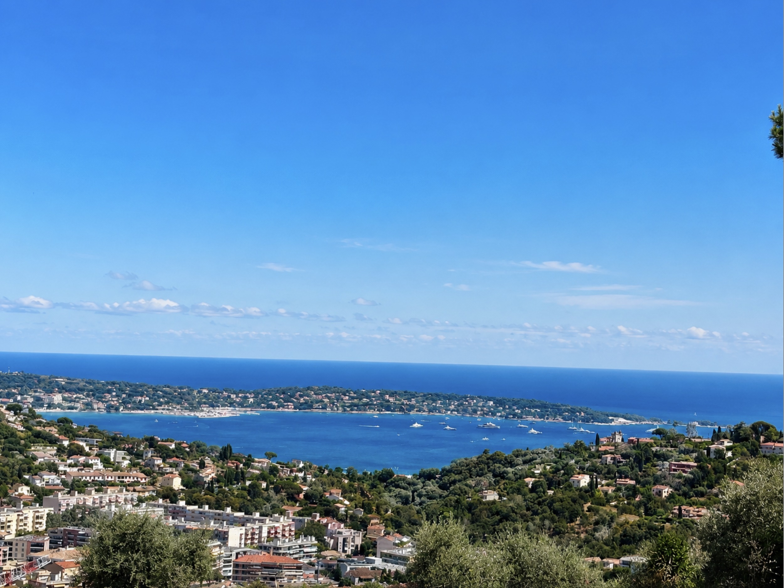 Vue sur la baie d'Antibes depuis les hauteurs de Vallauris