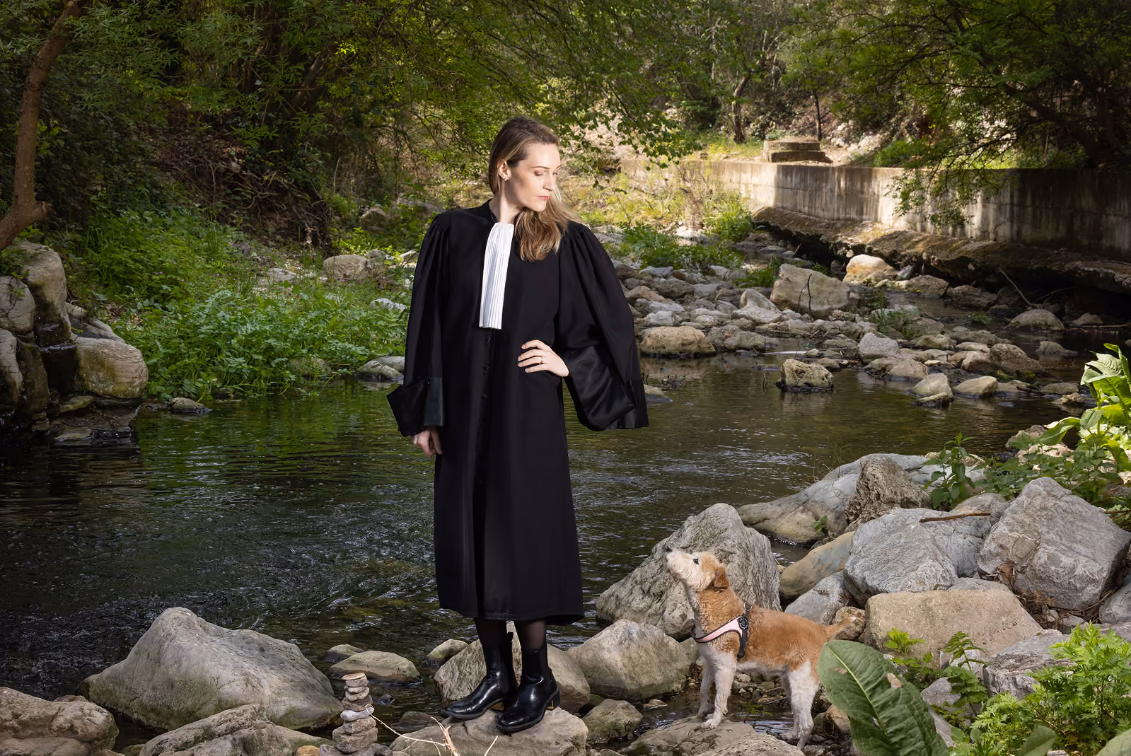 Héloïse Aubret, avocate en droit de l'environnement et de l'urbanisme, en robe au bord d'une rivière