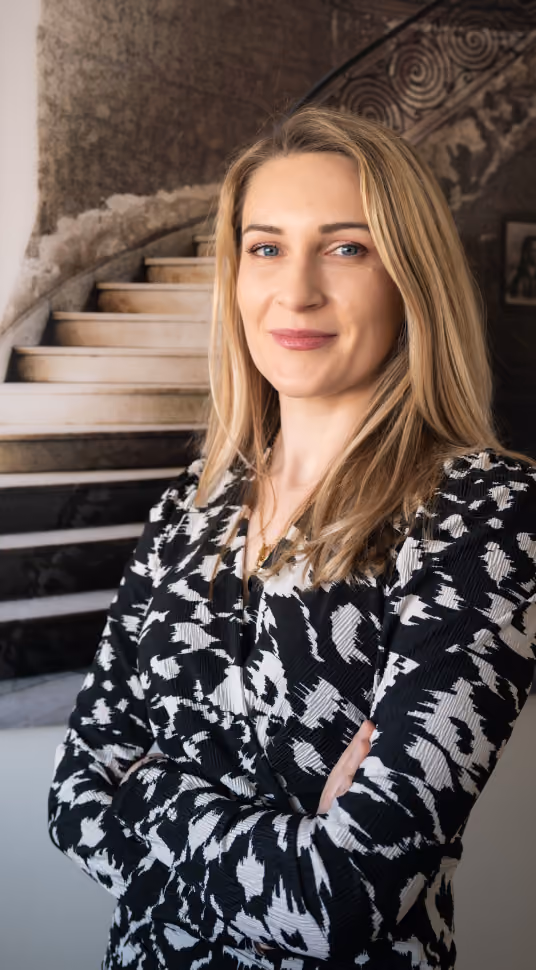 Héloïse Aubret, avocate, devant l'escalier de son cabinet à Mouans-Sartoux