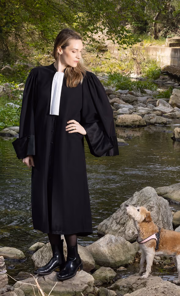 Héloïse Aubret, avocate en droit de l'environnement et de l'urbanisme, en robe au bord d'une rivière