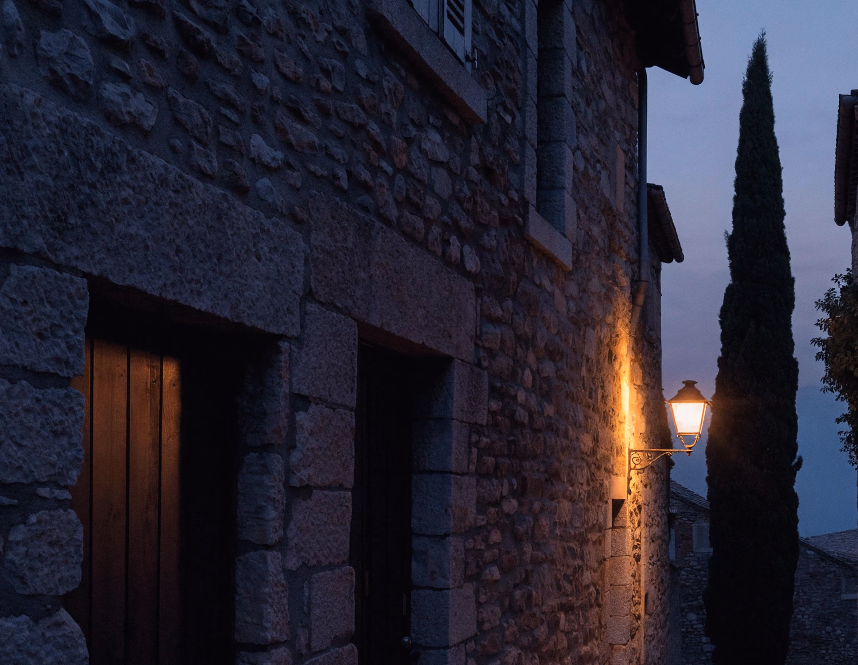 Maison en pierre du vieux village de Mougins au crépuscule, secteur protégé au titre de l'urbanisme