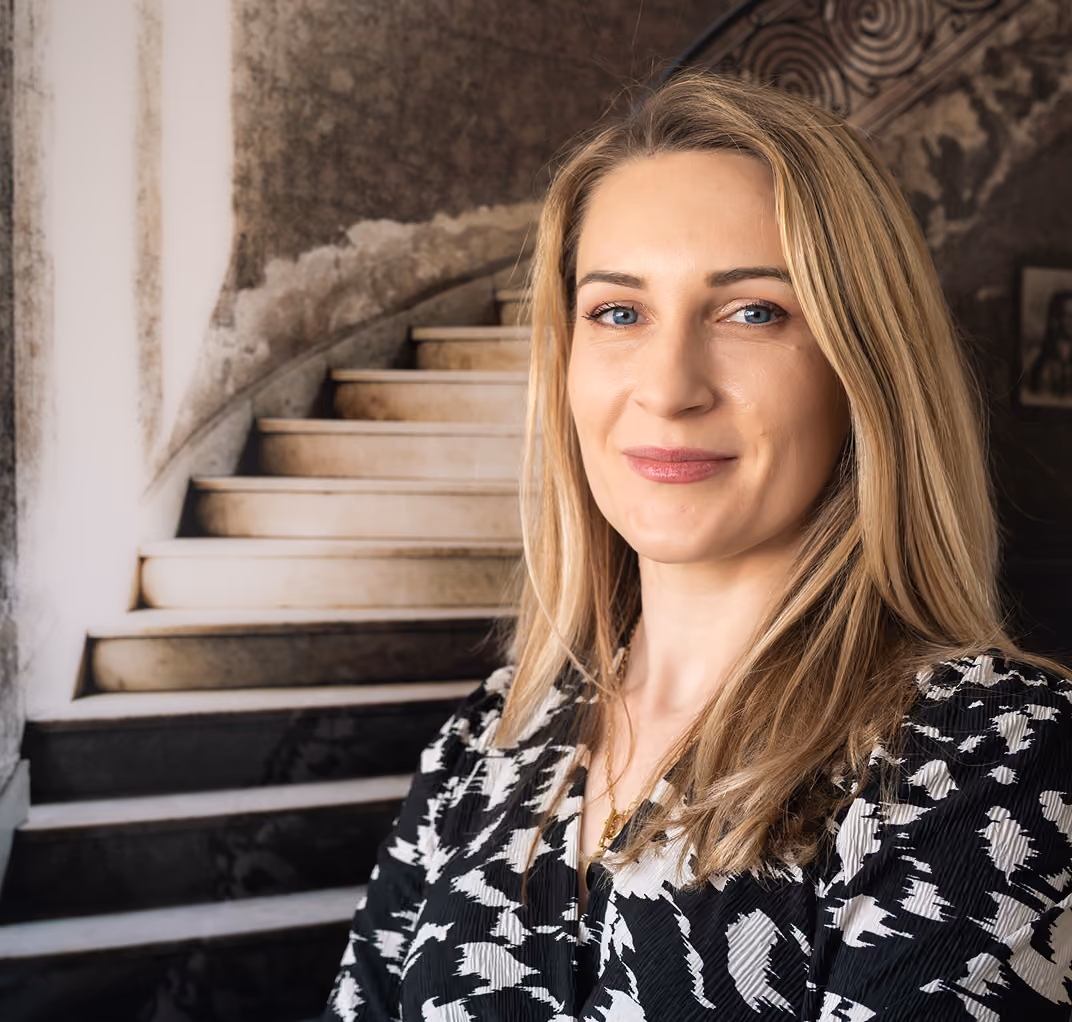  Héloïse Aubret, avocate, devant l'escalier de son cabinet à Mouans-Sartoux