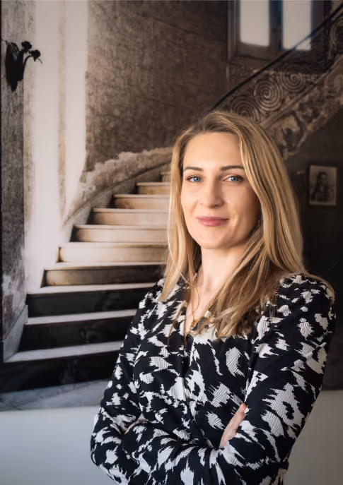Héloïse Aubret, avocate, devant l'escalier de son cabinet à Mouans-Sartoux