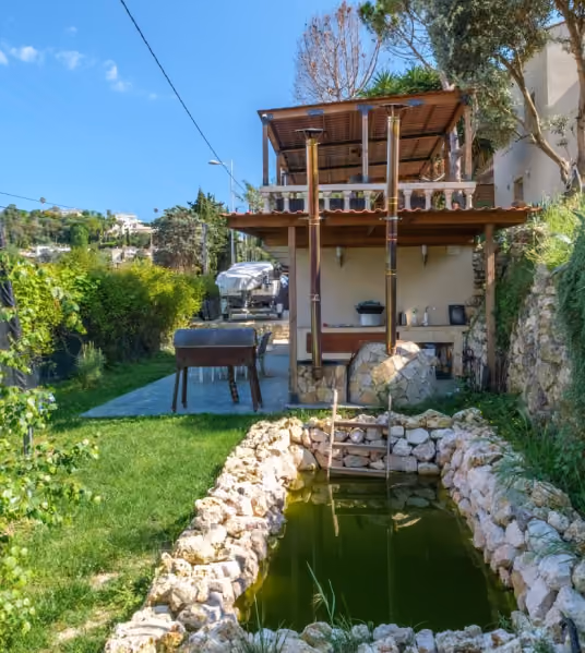 Jardin en restanque avec bassin et cabanon en bois d'une propriété à Cannes