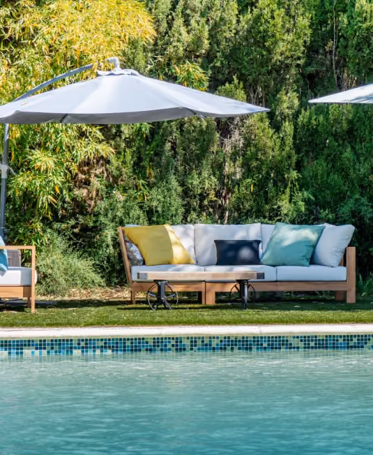 Terrasse et piscine avec parasols d'une propriété à Cannes
