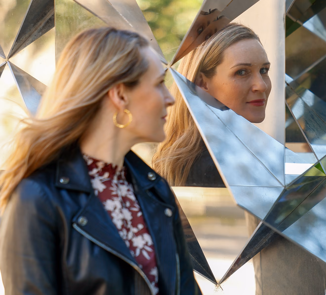 Cliente du cabinet Greencode de profil, reflets dans un miroir, témoignage