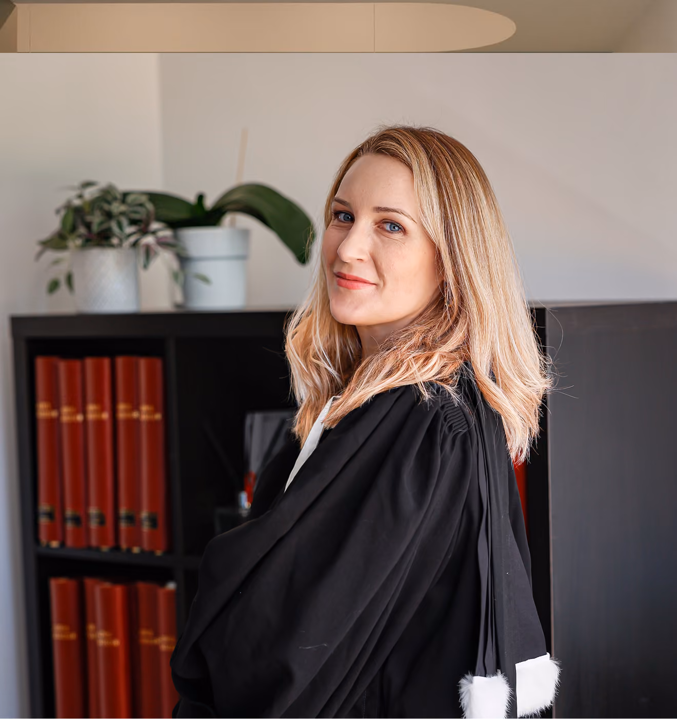 Héloïse Aubret, avocate, dans son bureau devant sa bibliothèque de codes juridiques