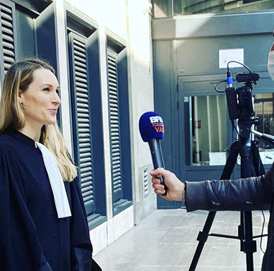 Héloïse Aubret, avocate en droit de l'urbanisme, en entretien avec un client