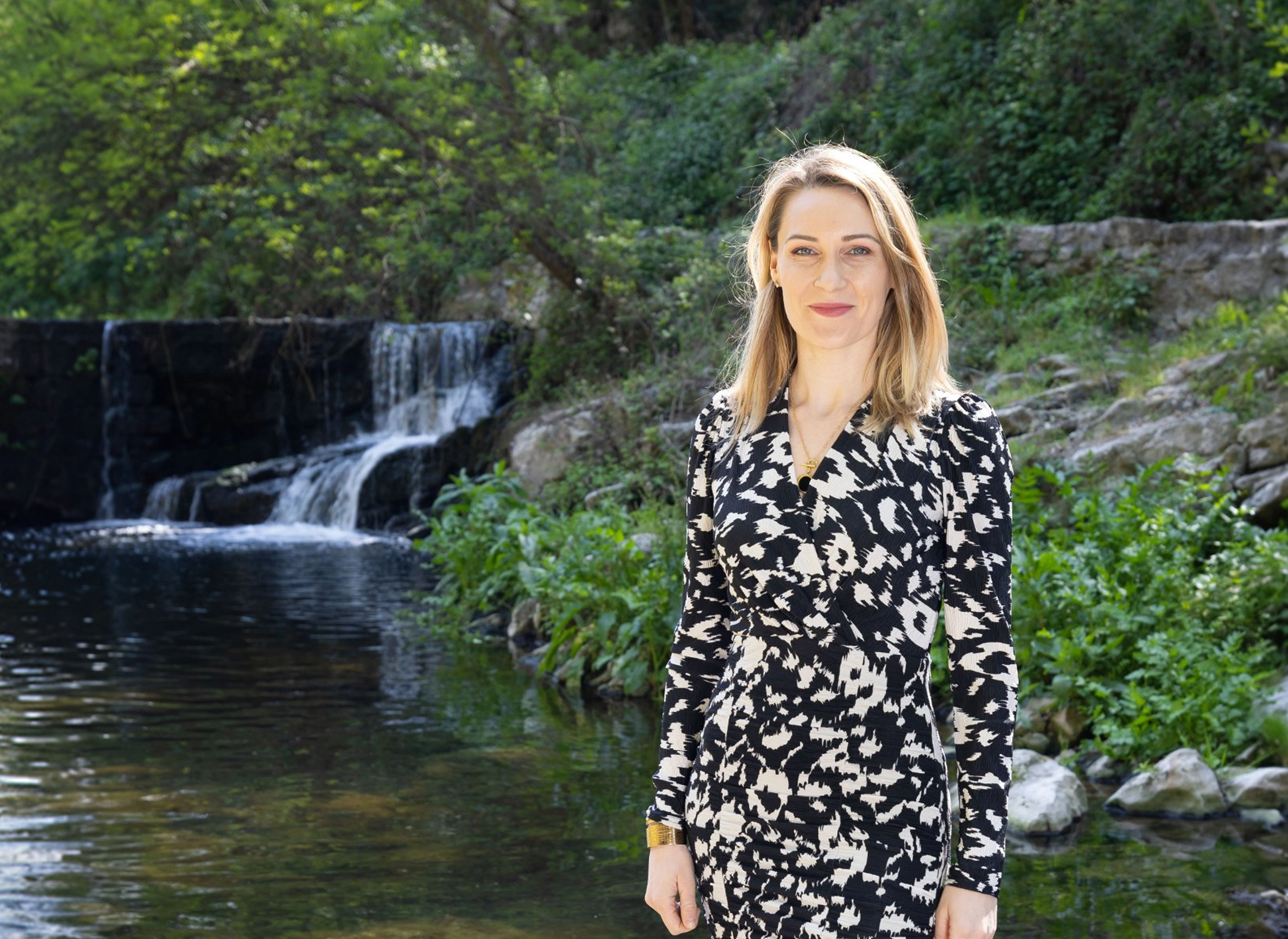 Héloïse Aubret, avocate en droit de l'environnement et de l'urbanisme, en robe au bord d'une rivière