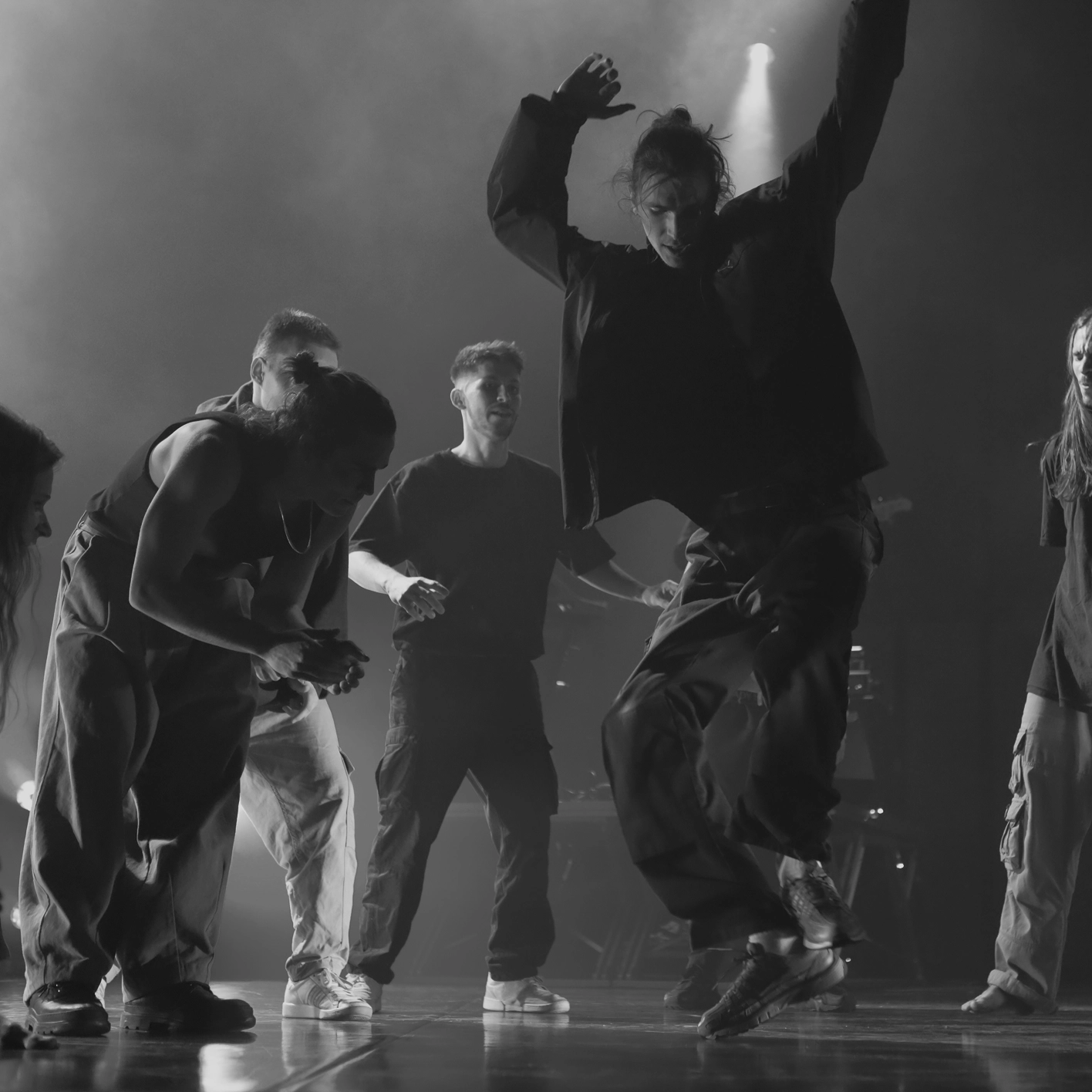 Hip Hop - Plesalci na odru, ki vzpodbujajo ob nastopu