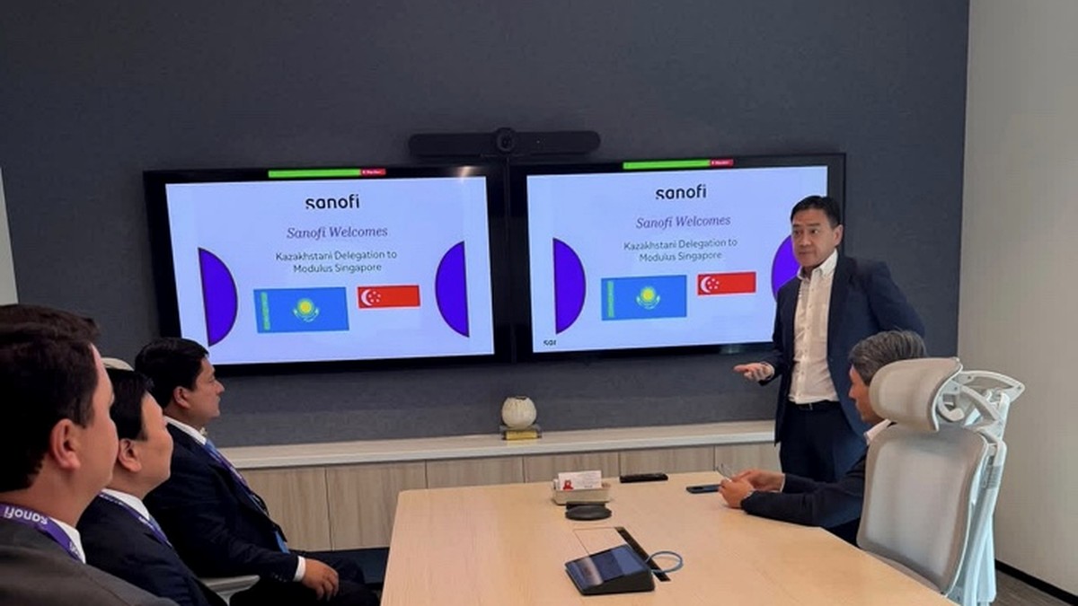 A Sanofi representative presents the Modulus biomanufacturing facility to a Kazakhstan delegation in Singapore.