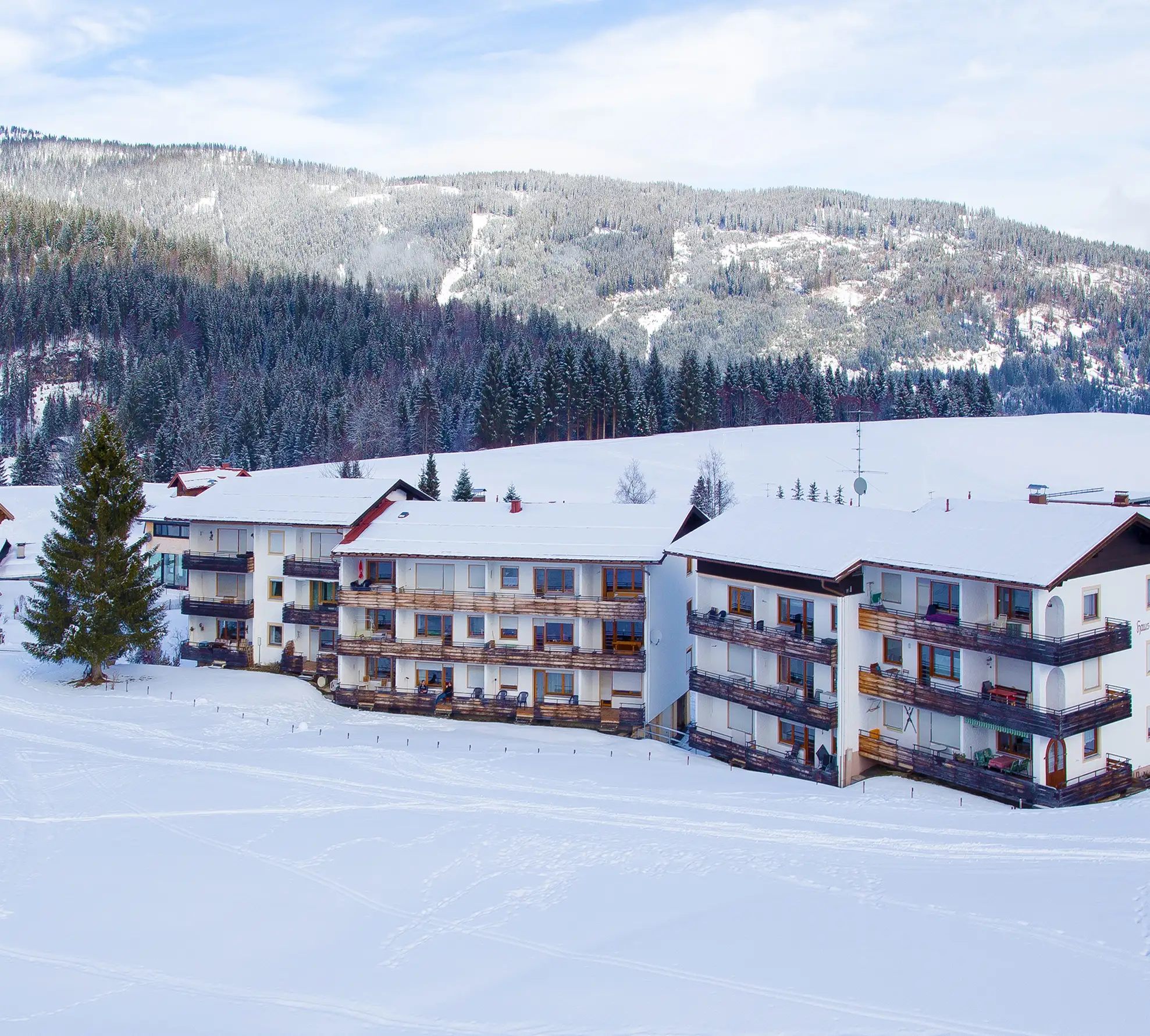 Haus Ifenblick in Hirschegg im Winter, direkt an der verschneiten Piste