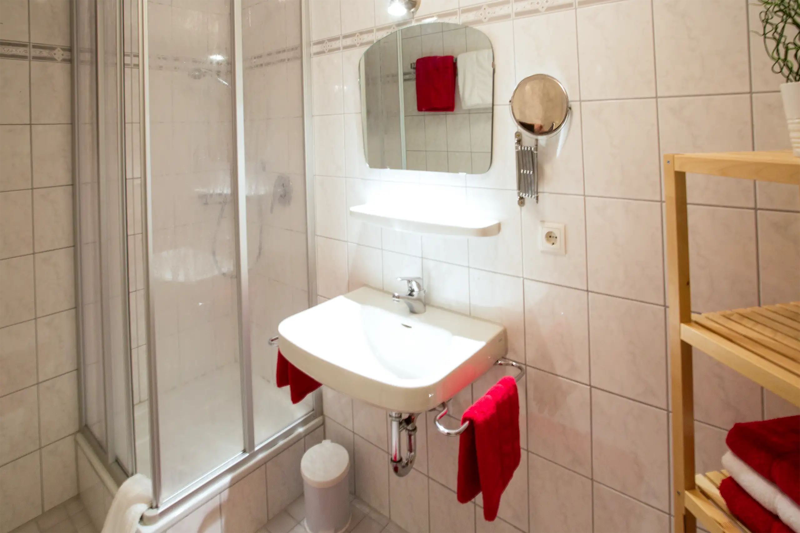 Badezimmer der Ferienwohnung Ifenblick mit Dusche und Waschbecken
