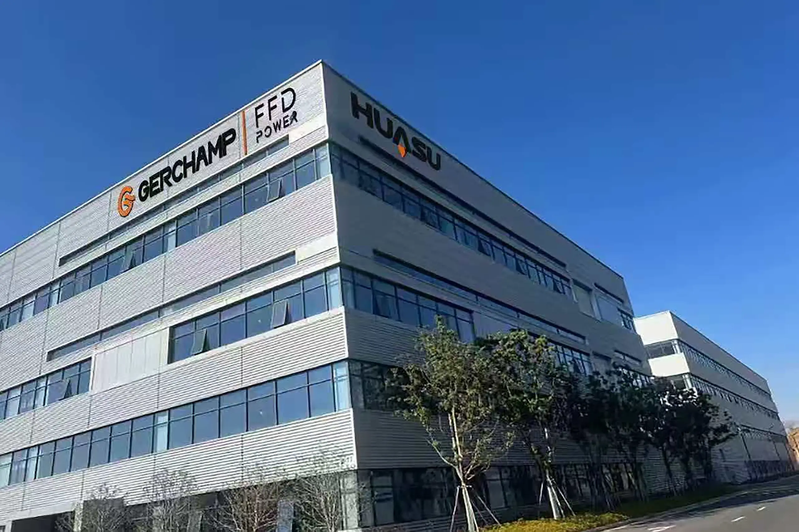 Werksgebäude mit den Firmenlogos GERCHAMP, FFD POWER und HUASU an der Fassade, Standort Huzhou