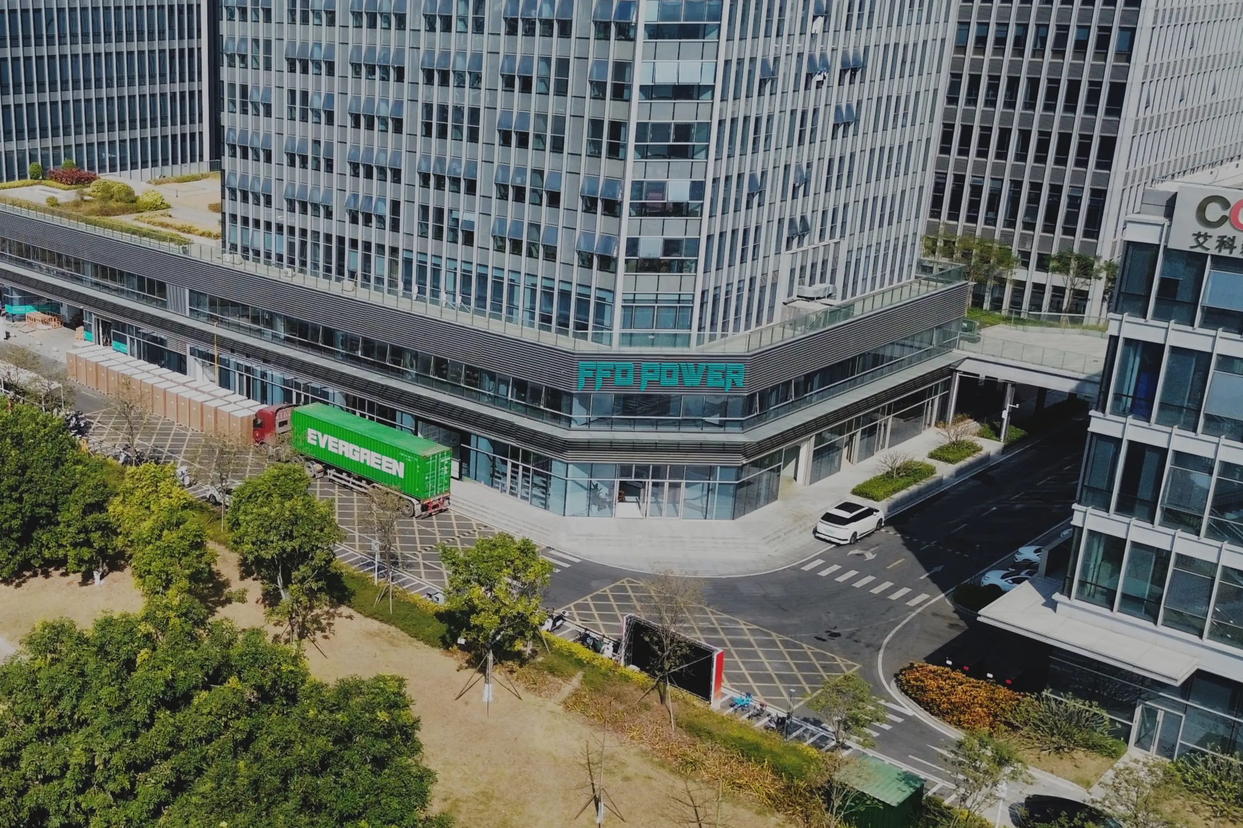 Luftaufnahme des FFD-POWER-Bürogebäudes am Standort Guangdong mit Firmenlogo an der Fassade