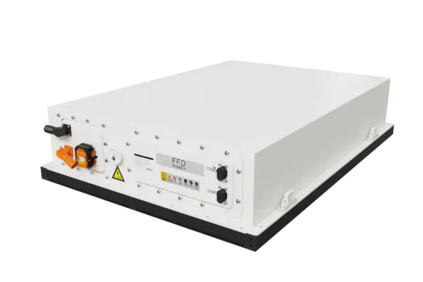 Weißes FFD POWER Batteriemodul freigestellt mit orangefarbenem Anschlussstecker