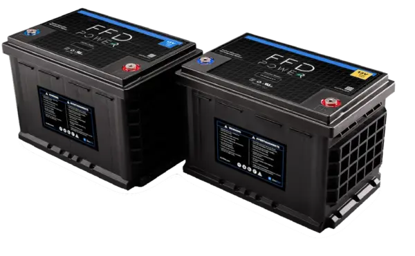 Zwei schwarze FFD POWER 13V-Batterien im klassischen Batterieformat nebeneinander