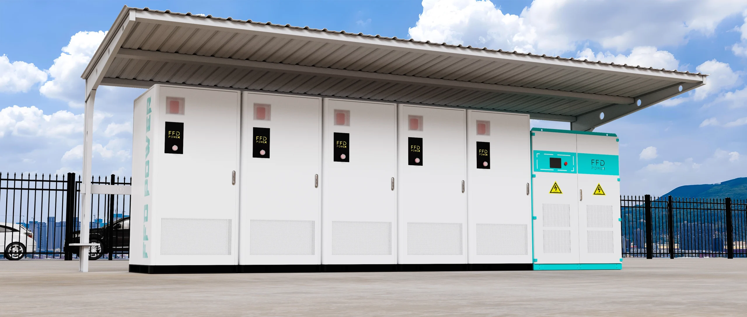 3D-Illustration einer Anlage aus fünf FFD POWER Batterieschränken und einem türkisfarbenen PCS-Schrank unter einem Schutzdach, mit Skyline im Hintergrund