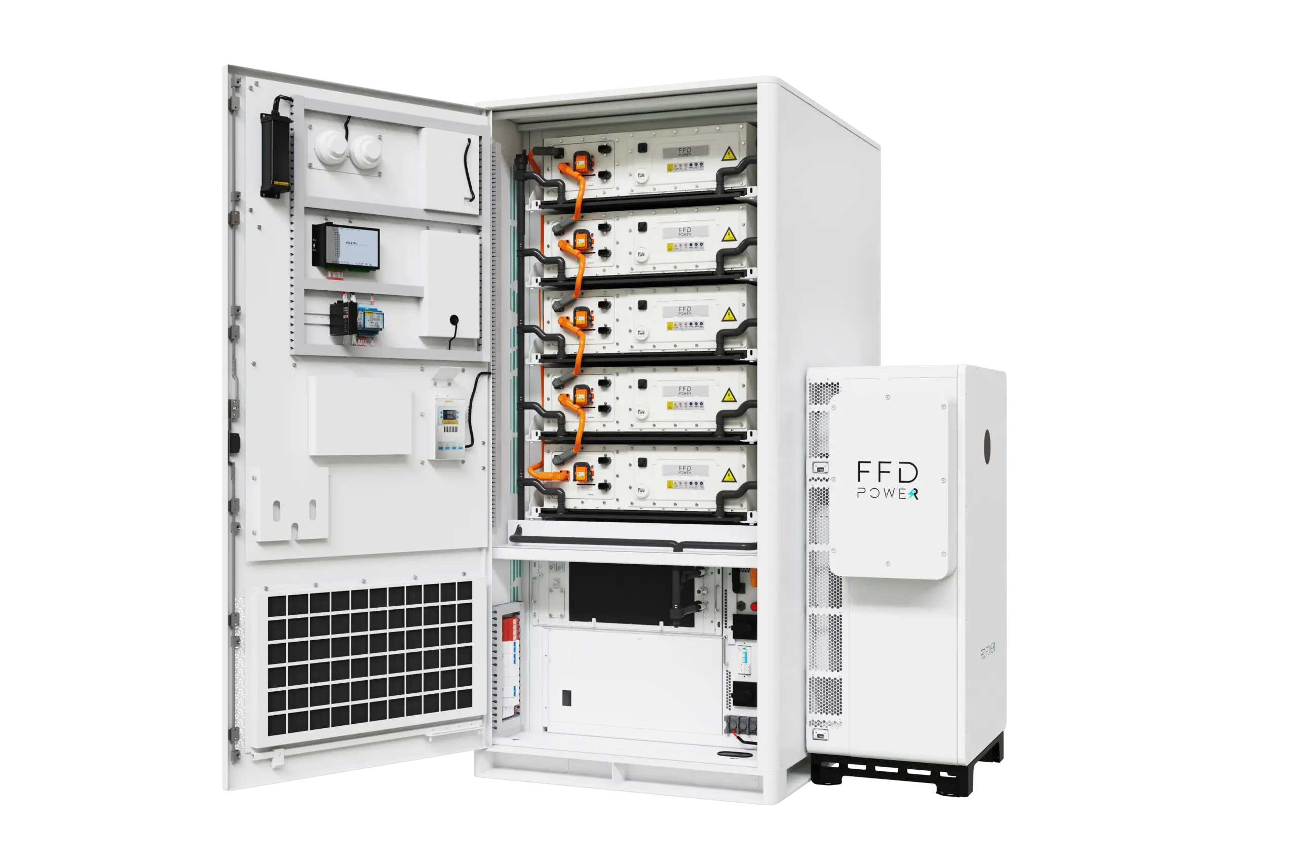 Plug-&-Play-BESS-Schrank mit geöffneter Tür und fünf Batteriemodulen, daneben ein separates FFD-POWER-Wechselrichtergehäuse