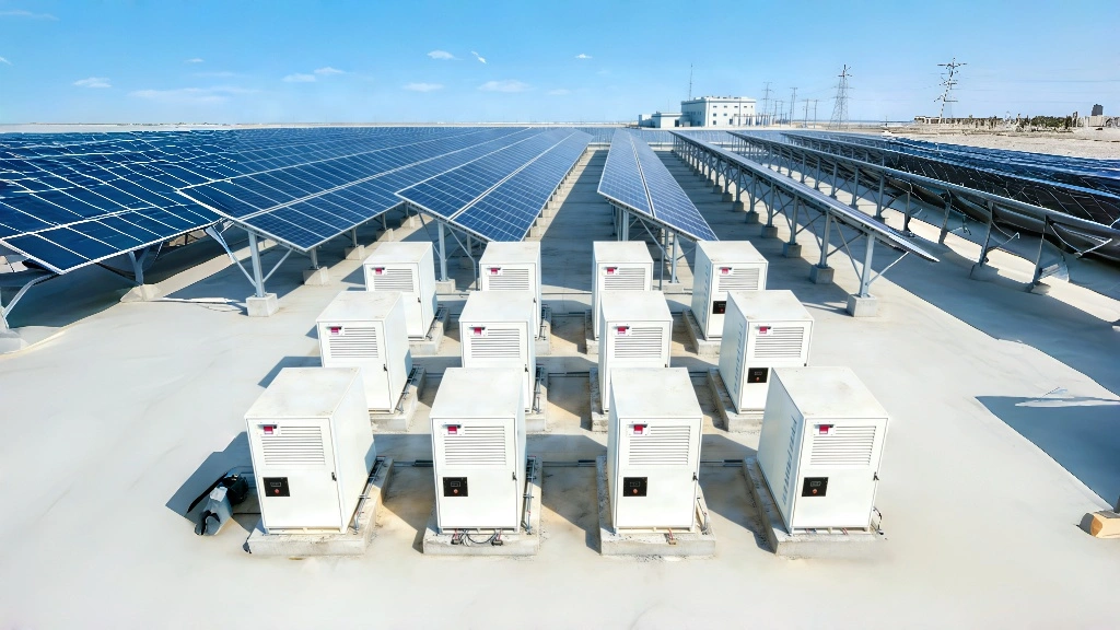 Luftaufnahme von zwölf FFD POWER Batterieschränken zwischen großflächigen PV-Solarfeldern in einer Wüstenlandschaft