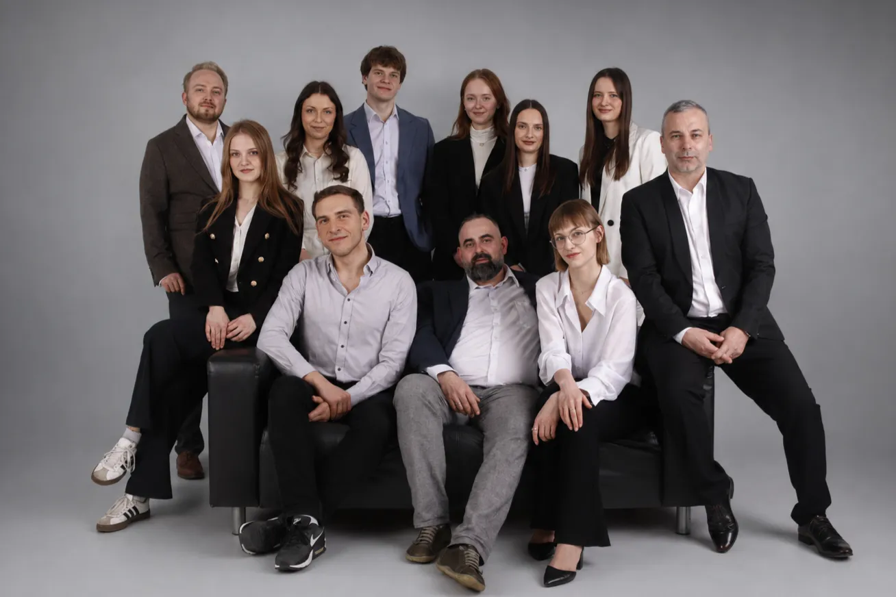 Zespół Besides Finance — zdjęcie grupowe w studiu