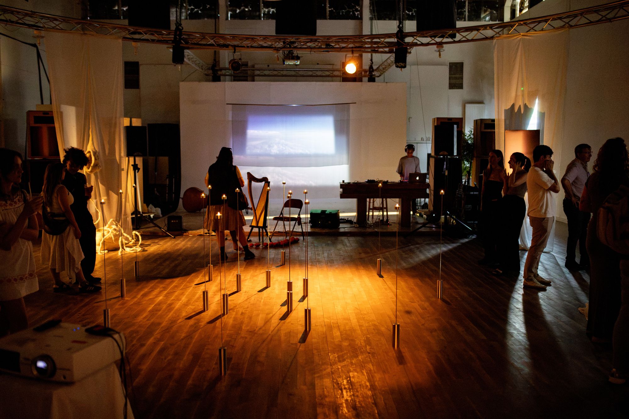 A live audiovisual performance with harp and projection in the Hall