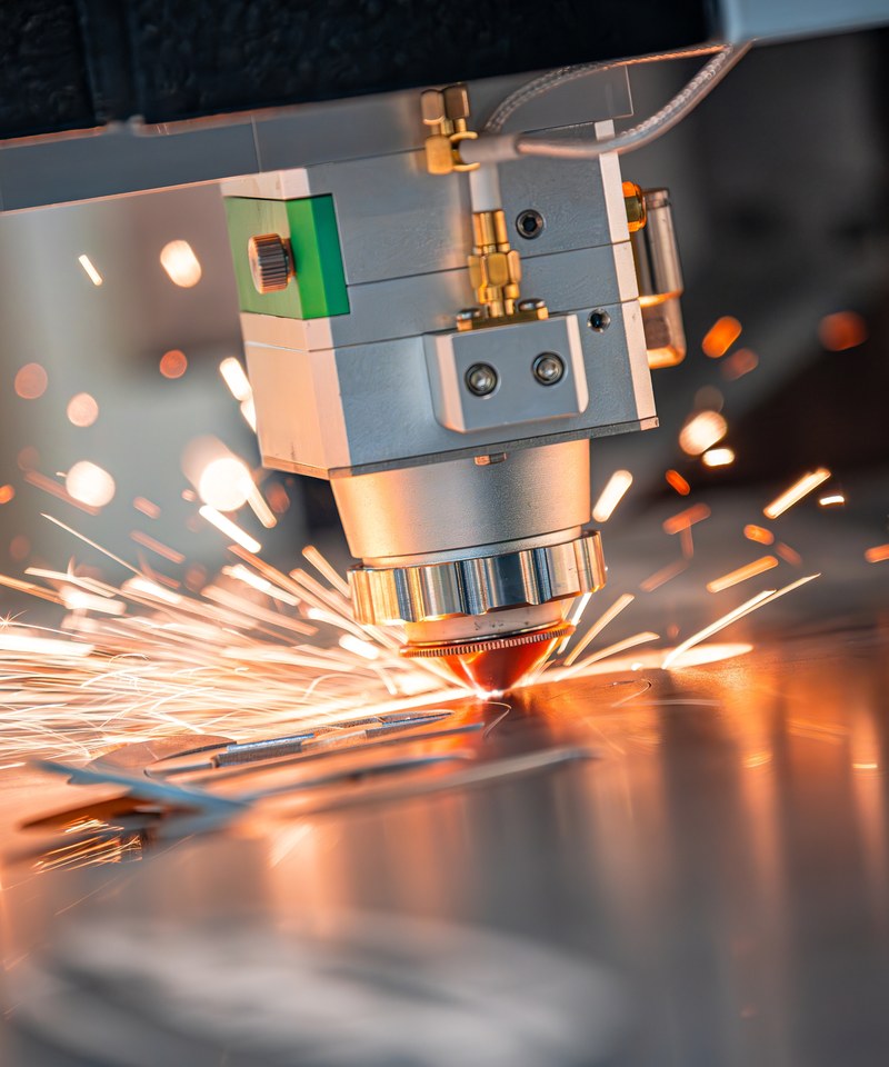Laser cutting head machining sheet metal