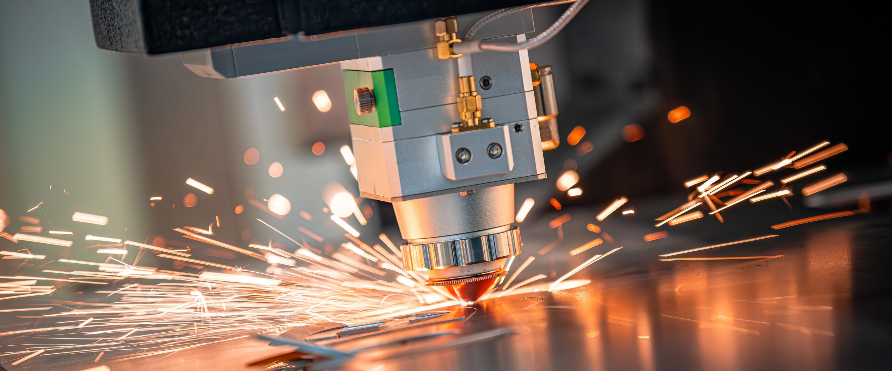 Laser cutting head machining sheet metal