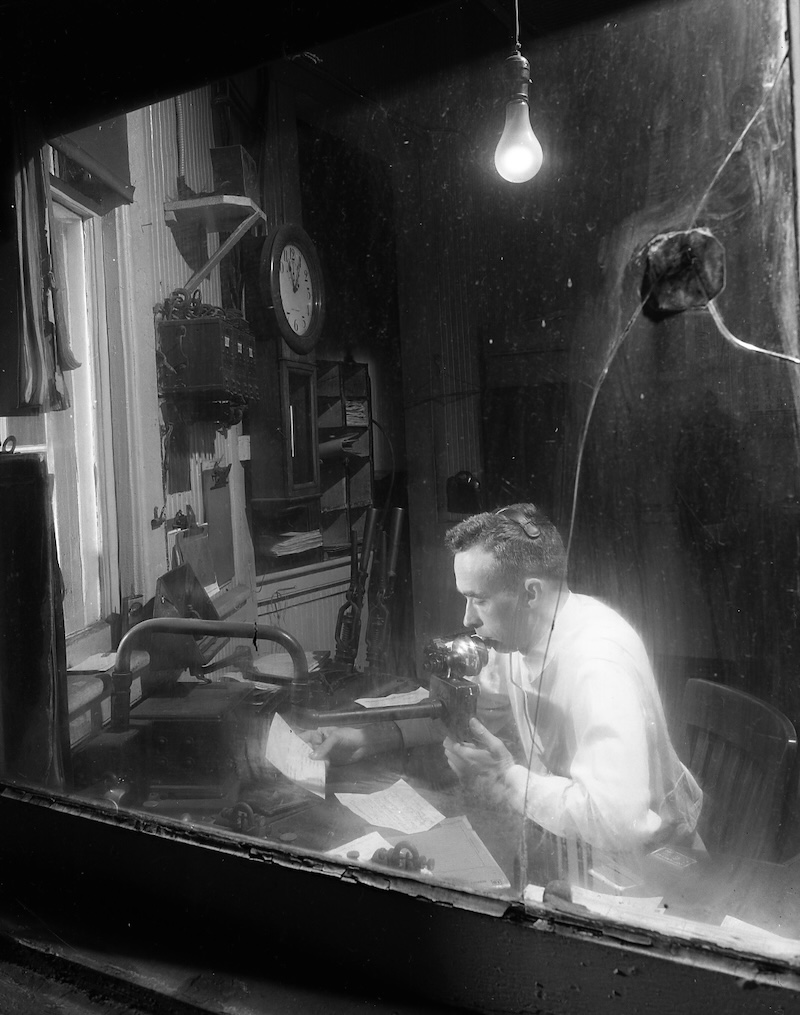 Cracked Window, Waynesboro, VA, April 14, 1955. Gift of the Link Trust, NW0032, OWL2007.04.32.