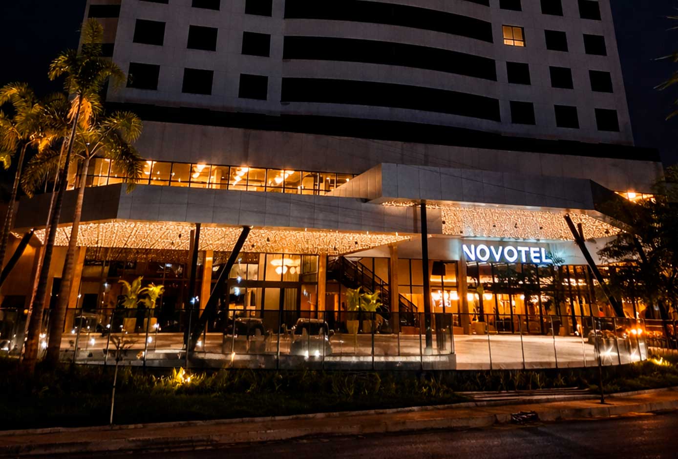 Fachada de hotel de bandeira internacional operado pela Atrio