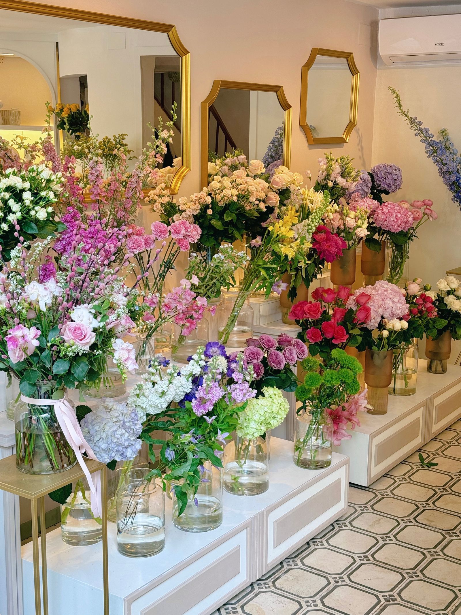 Kompozycje florystyczne w eleganckim wnętrzu