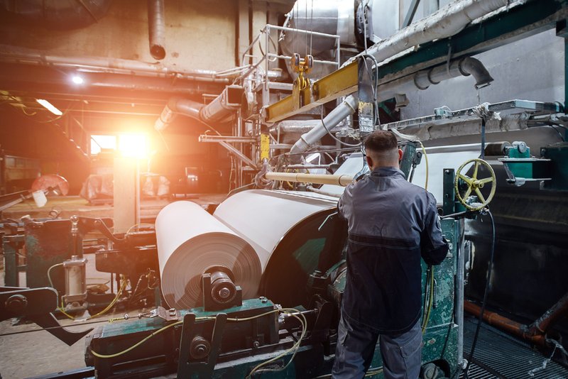Through data-driven targeting, marketers can place display ads in environments where manufacturing professionals are likely to consume technical or operational content.