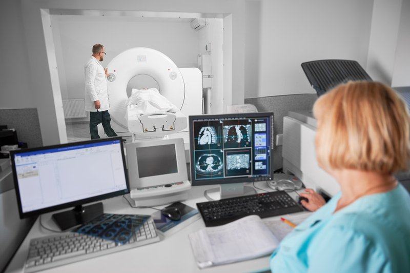 Advertising to radiologists is a strategic priority for B2B marketers operating in imaging technology, AI diagnostics, PACS systems, contrast agents, workflow software, reporting platforms, and capital equipment.