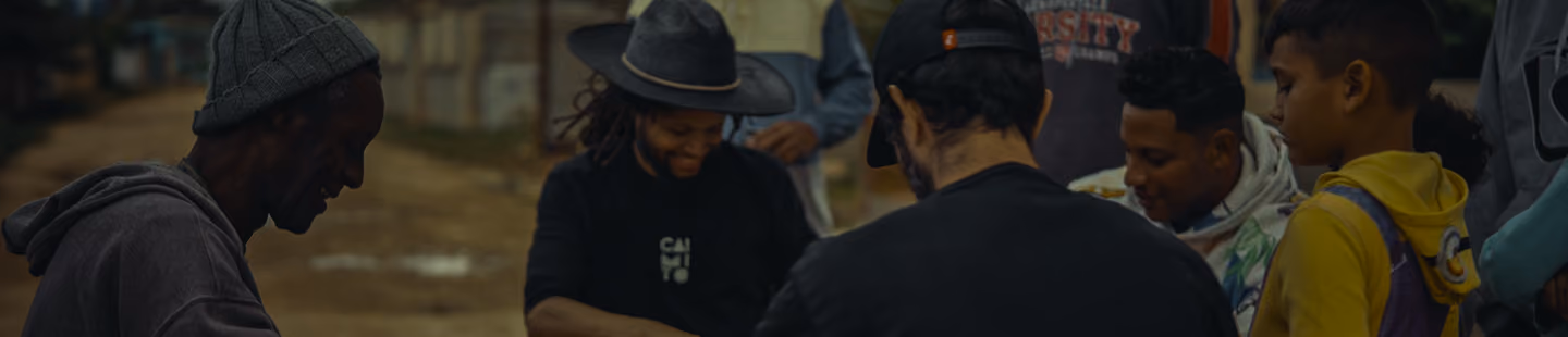 Grupo de personas sonrientes reunidas en un espacio al aire libre en un día nublado.